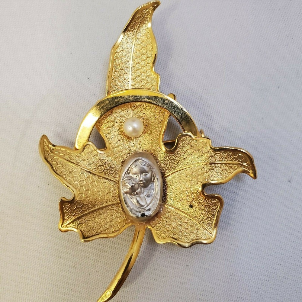 Vintage Unmarked Gold-tone Metal Leaf Faux Pearl Mary Jesus medal Brooch Pin